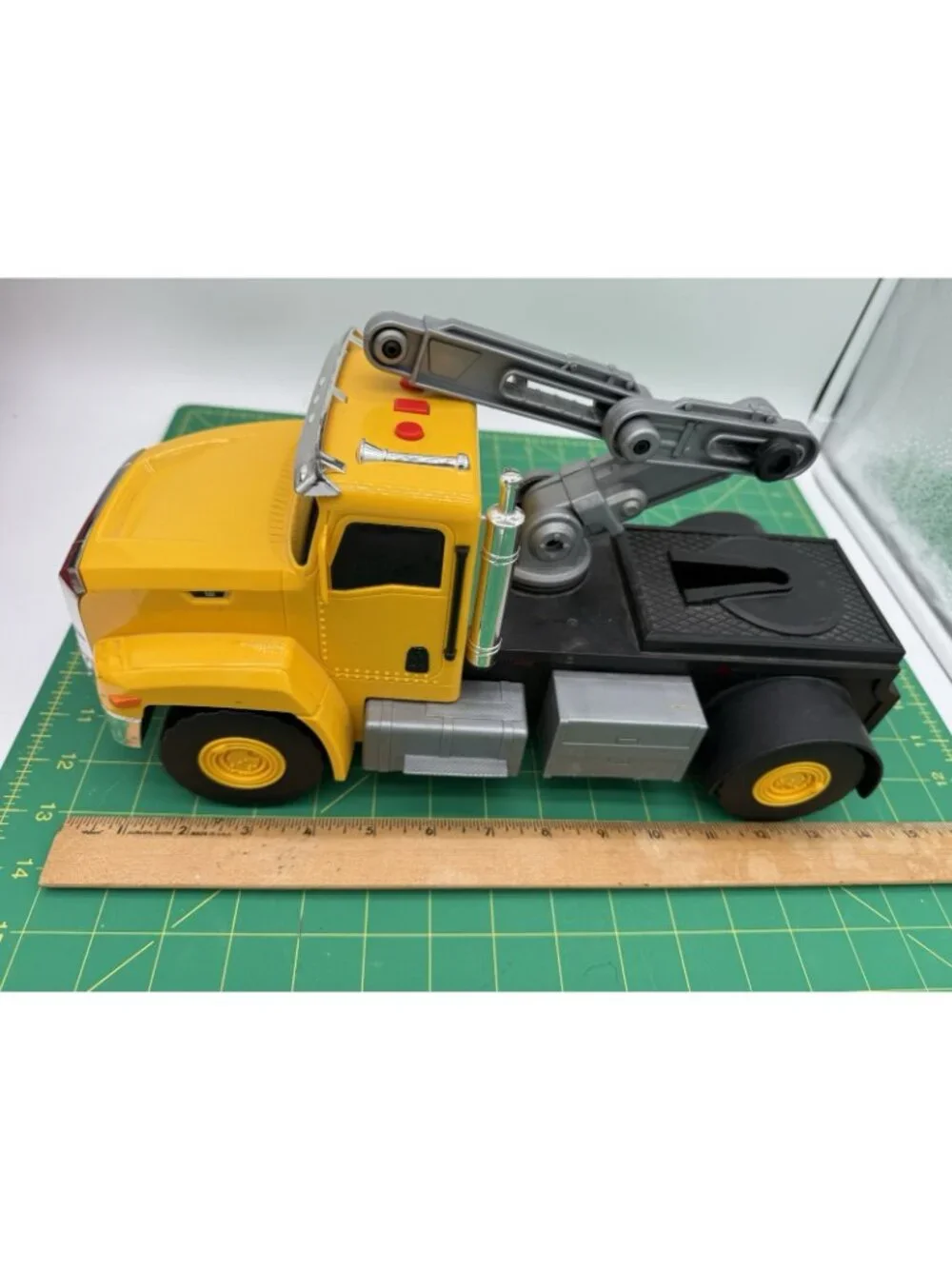 CAT Caterpillar  Plastic Tow Truck Lights Sounds Toy State WORKS